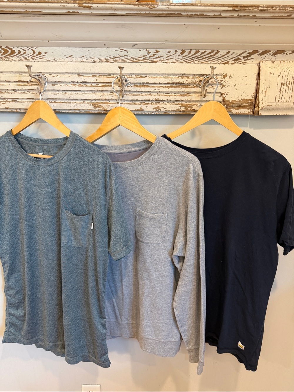 Vuori bundle. Sweatshirt and 2 tees Size Large